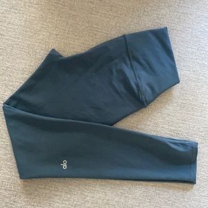 Alo Yoga Leggings airbrush in like-new condition